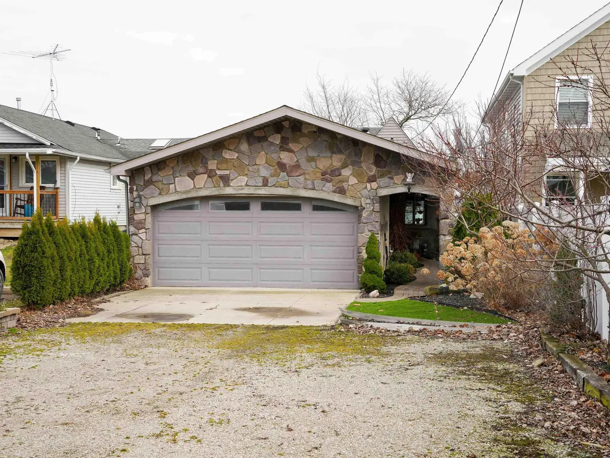 5403 Pointe DR, East China Twp, MI 48054