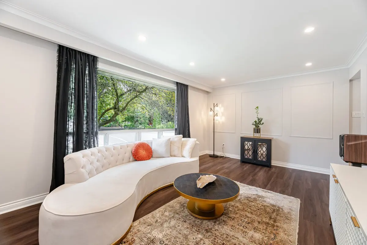 15 Kemano RD, Aurora, ON L4G 2Y2