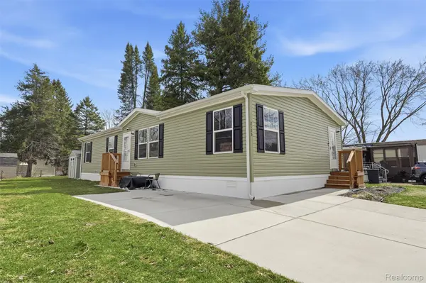 2125 Candy LN, Brighton, MI 48114