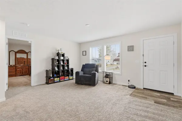 2125 Candy LN, Brighton, MI 48114