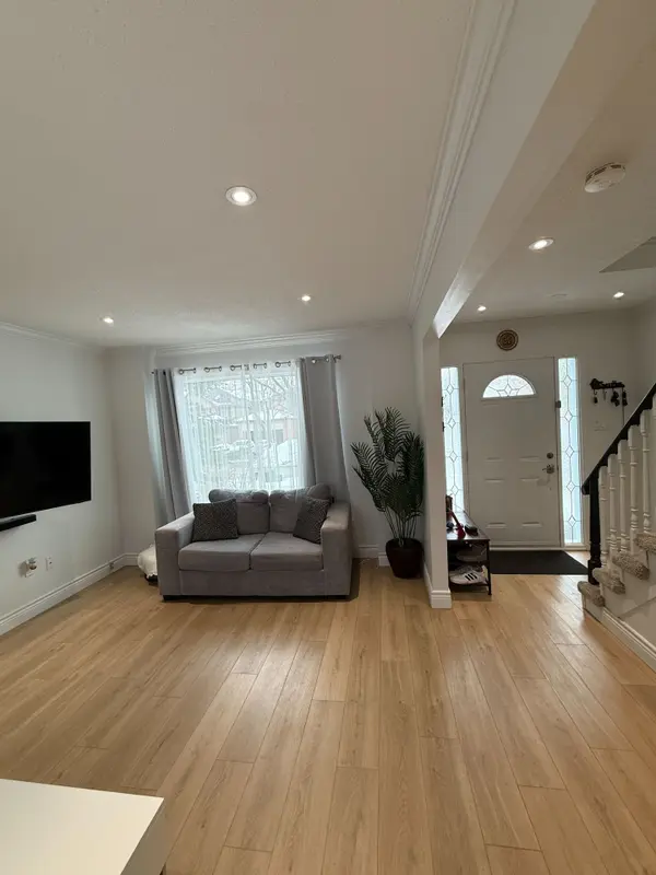 40 Ravenscroft RD, Ajax, ON L1T 1W2