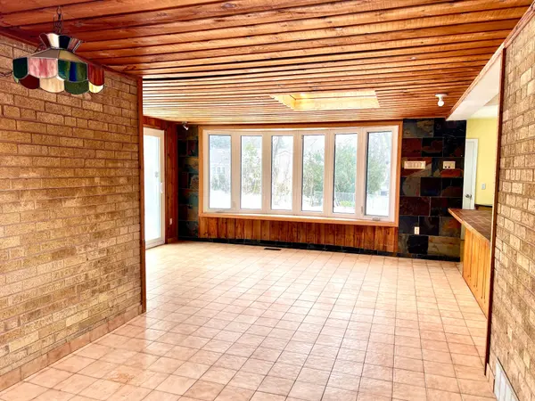 77 Riverside BLVD, Vaughan, ON L4J 1J1