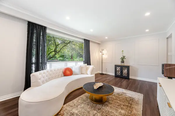 15 Kemano RD, Aurora, ON L4G 2Y2