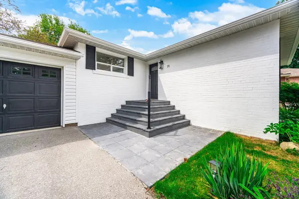 15 Kemano RD, Aurora, ON L4G 2Y2