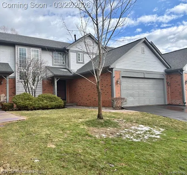 555 Winwood CT, Walled Lake, MI 48390