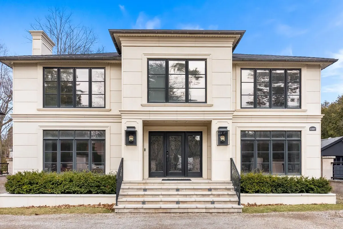 1347 Queen Victoria AVE, Mississauga, ON L5N 3N2