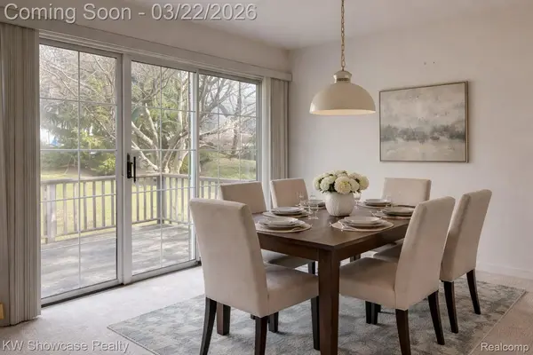 555 Winwood CT, Walled Lake, MI 48390