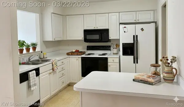 555 Winwood CT, Walled Lake, MI 48390