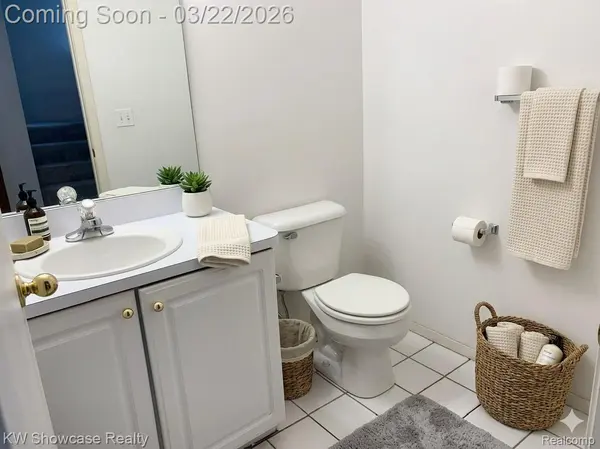 555 Winwood CT, Walled Lake, MI 48390