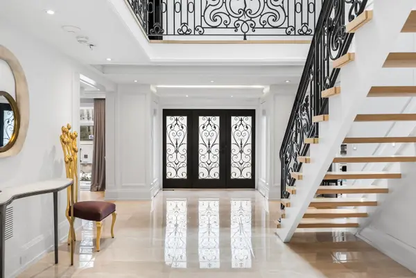 1347 Queen Victoria AVE, Mississauga, ON L5N 3N2