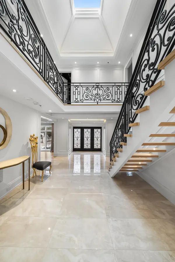 1347 Queen Victoria AVE, Mississauga, ON L5N 3N2