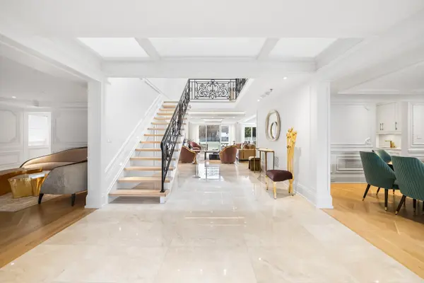 1347 Queen Victoria AVE, Mississauga, ON L5N 3N2