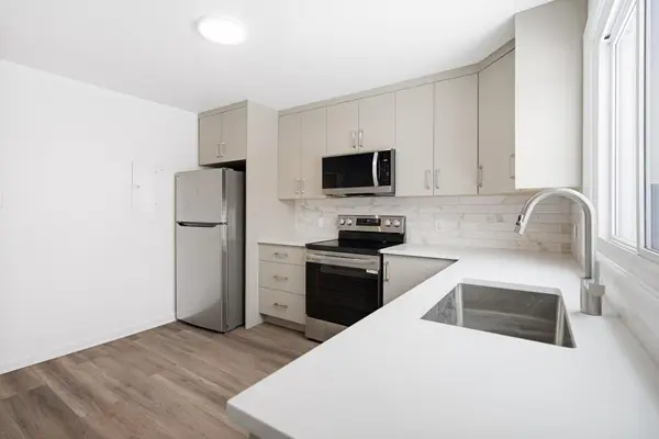 896 Pinewood CRES #1, Britannia Heights - Queensway Terrace N And Area, ON K2B 5Y4