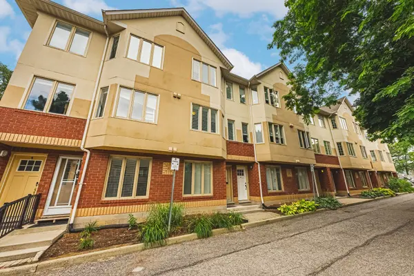 266 LIMERIDGE RD E #3, Hamilton, ON L9A 2S7