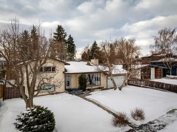 149 Wildwood DR SW, Calgary, AB T3C 3C7