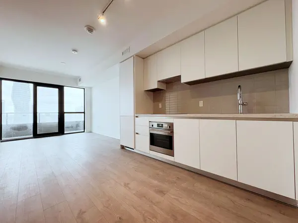 2 Erskine RD #1511, Mississauga, ON L5B 0S1