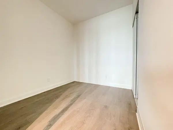 2 Erskine RD #1511, Mississauga, ON L5B 0S1