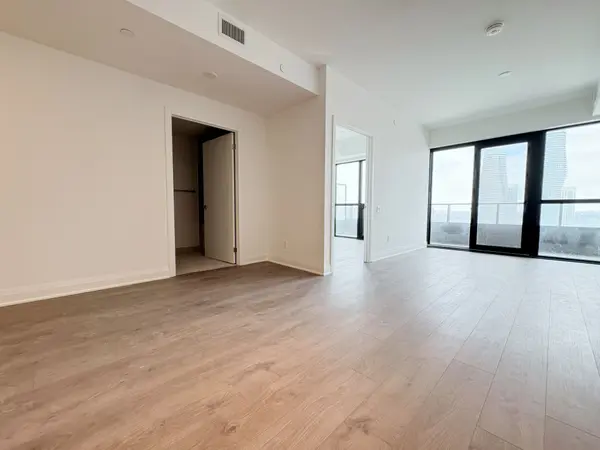 2 Erskine RD #1511, Mississauga, ON L5B 0S1