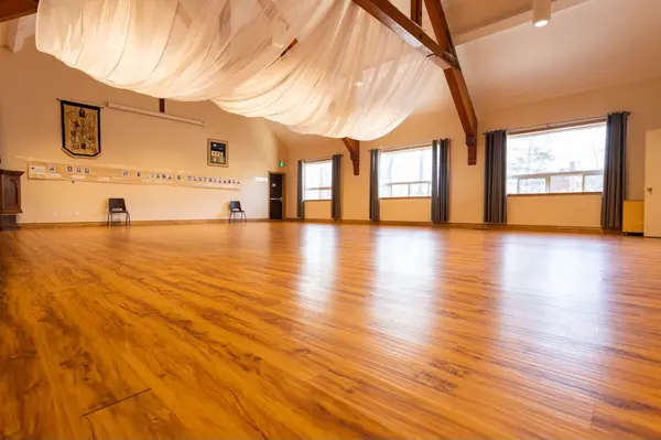 19 St Albans DR #Upper/Lower Hall/Comm Kit, Halton Hills, ON L7J 1C6