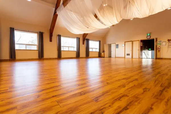 19 St Albans DR #Upper/Lower Hall/Comm Kit, Halton Hills, ON L7J 1C6