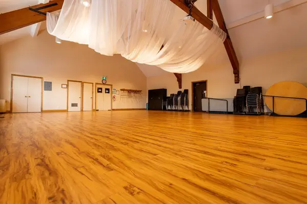 19 St Albans DR #Upper/Lower Hall/Comm Kit, Halton Hills, ON L7J 1C6