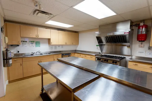 19 St Albans DR #Upper/Lower Hall/Comm Kit, Halton Hills, ON L7J 1C6