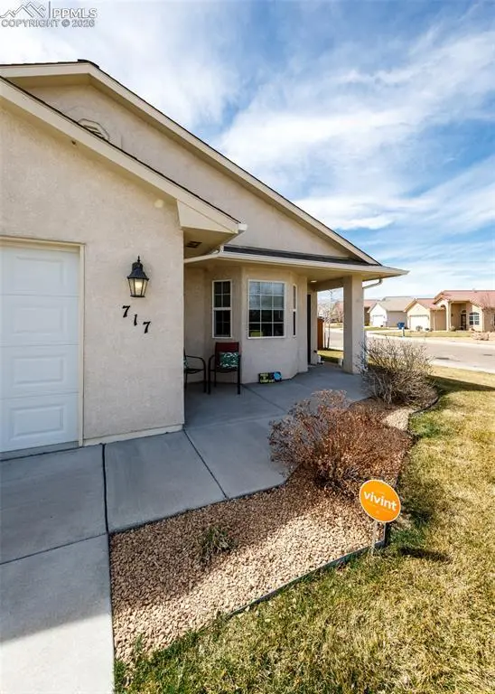 717 Edna LN, Pueblo, CO 81005