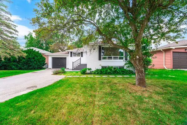 15 Kemano RD, Aurora, ON L4G 2Y2