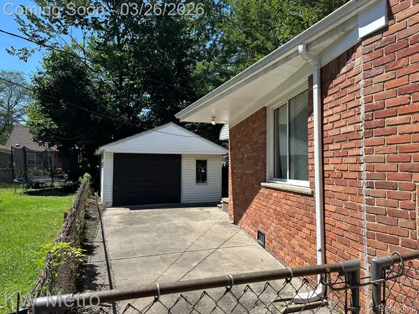 20498 Country Club DR, Harper Woods, MI 48225