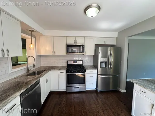 20498 Country Club DR, Harper Woods, MI 48225