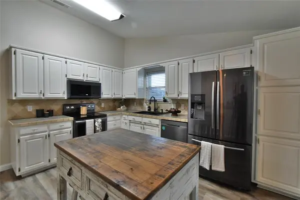 8906 Pleasant Hill Drive, Granbury, TX 76049