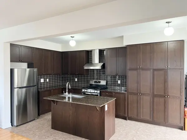 2 Littlewood DR, Whitby, ON L1P 0H4