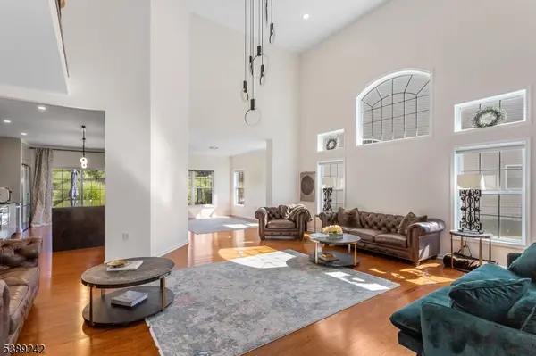 24 Bluffs Ct, Hamburg Boro, NJ 07419