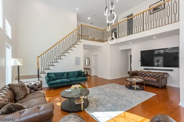 24 Bluffs Ct, Hamburg Boro, NJ 07419