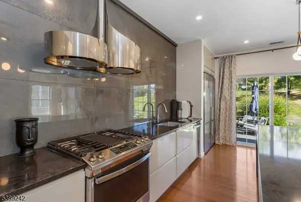 24 Bluffs Ct, Hamburg Boro, NJ 07419