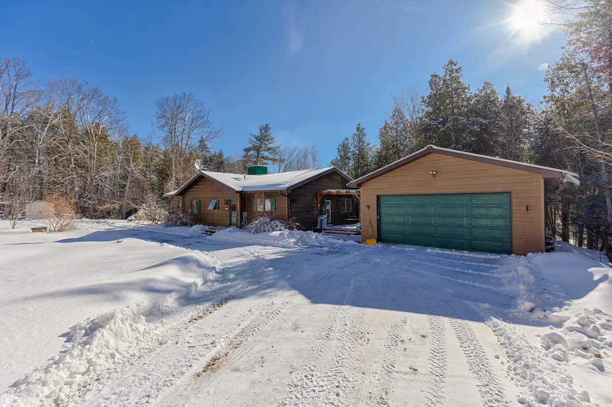 3537 Calabogie RD, Greater Madawaska, ON K0J 1G0