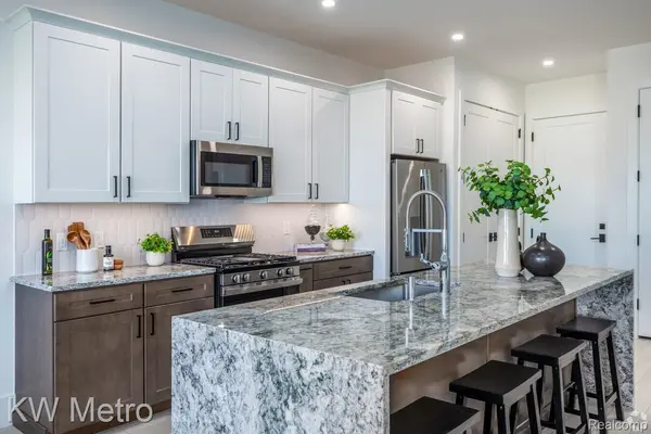 120 E Liberty ST #302, Milfordvillage_oakland, MI 48381