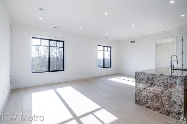 120 E Liberty ST #302, Milfordvillage_oakland, MI 48381