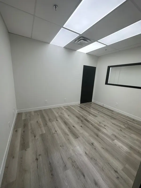 472 Morden RD #203, Oakville, ON L6K 3W4