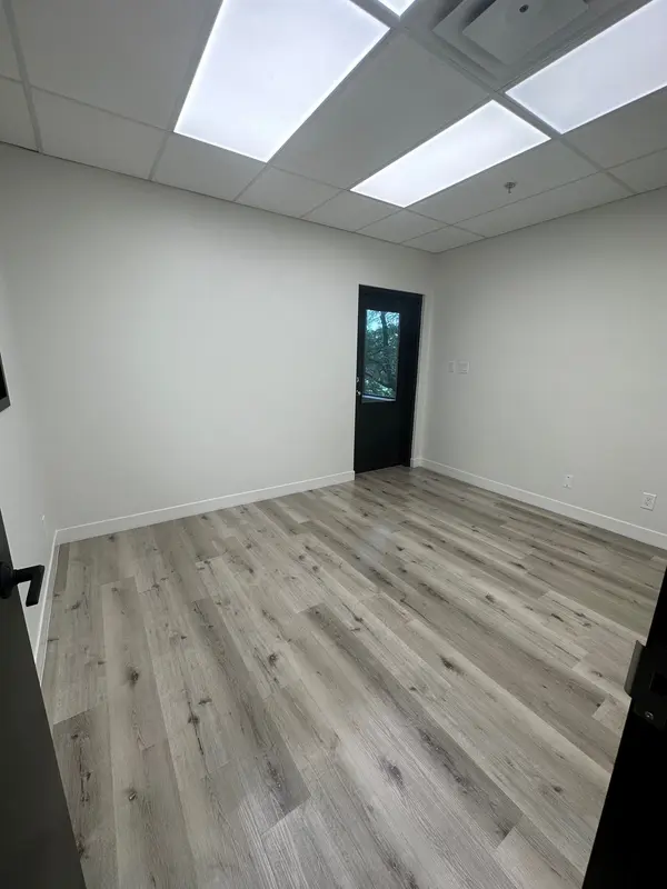 472 Morden RD #203, Oakville, ON L6K 3W4