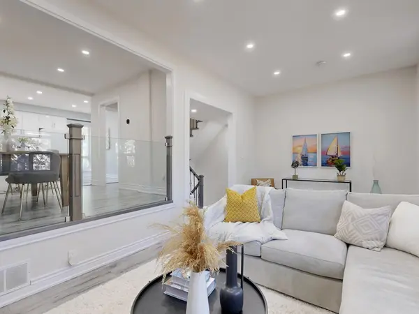 109 Poplar CRES, Aurora, ON L4G 3M4