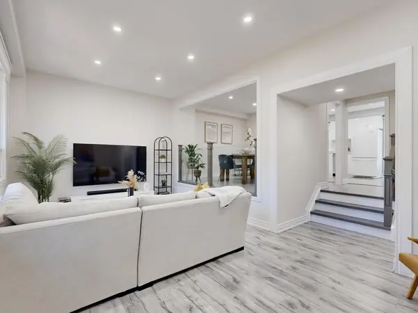 109 Poplar CRES, Aurora, ON L4G 3M4