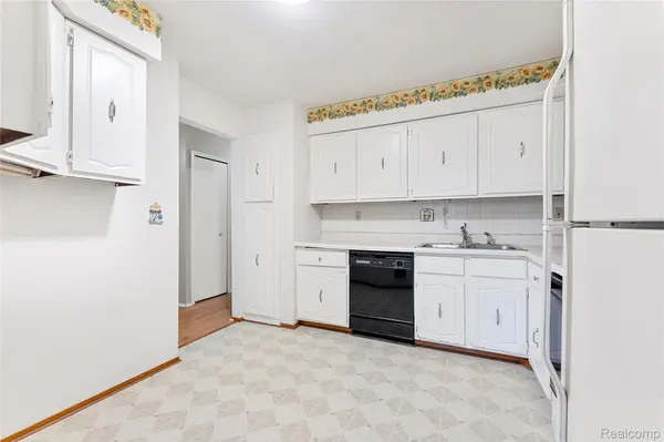 4655 Leisure LN #48, Trenton, MI 48183