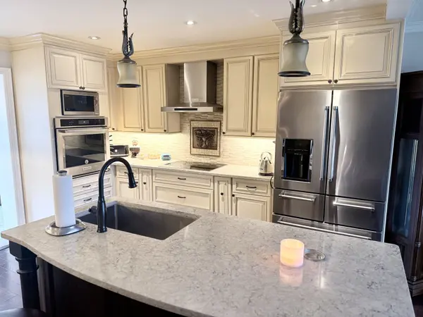 18 Wyndcliff CRES, Toronto C13, ON M4A 2K1