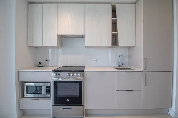 3900 Confederation Pkwy #711, Mississauga, ON L5B 0M3