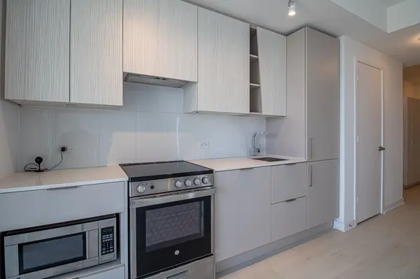 3900 Confederation Pkwy #711, Mississauga, ON L5B 0M3