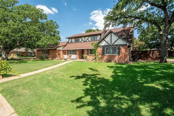 2119 Prestonwood Drive, Arlington, TX 76012