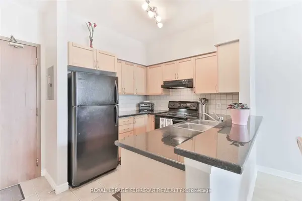 3830 Bathurst ST #107, Toronto C06, ON M3H 6C5