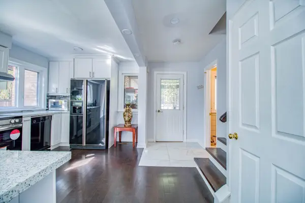 20 Valhalla CT, Aurora, ON L4G 5W3