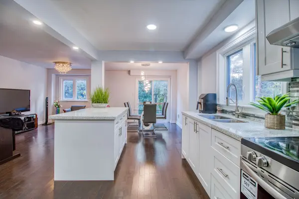 20 Valhalla CT, Aurora, ON L4G 5W3